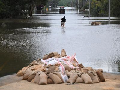 Victoria rain eases, river threat remains