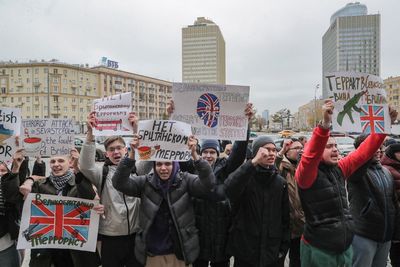 Ukraine-Russia news – live: Summoned UK ambassador ambushed by protesters in Moscow