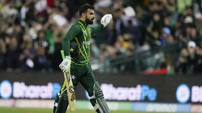T20 World Cup: Shadab's 20-ball fifty powers Pakistan to 185/9 against SA