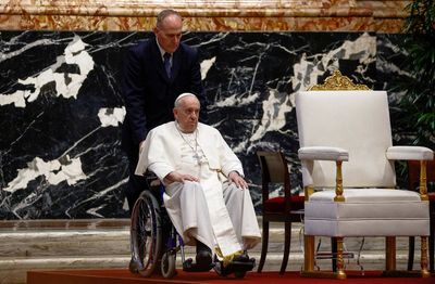 Pope unable to walk around papal plane due to knee pain