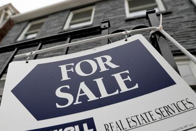 US average long-term mortgage rates back under 7%, for now