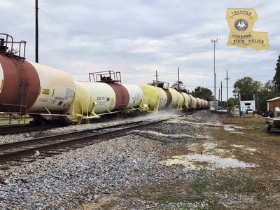 After Louisiana derailment, acid leak evacuation extended