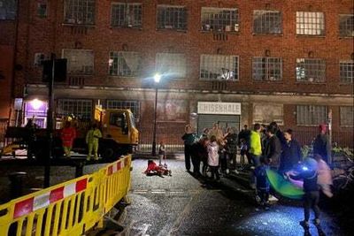 Tower Hamlets: Children lie down in front of council workers trying to rip up school street blockade