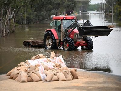 Vic school evacuated over levee fears
