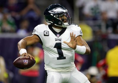 Jalen Hurts finds Dallas Goedert as Eagles open lead