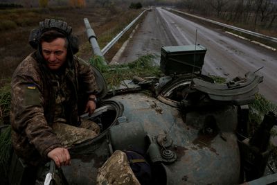 Ukrainian troops fire on Russians with captured weapons near key city