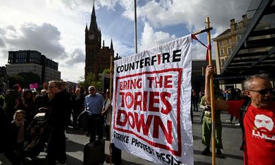 Thousands attend London rally to demand general election