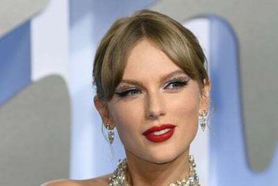 Taylor Swift’s new album and single stay top of charts for second week