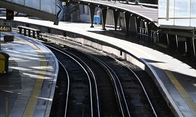 Rail passengers in Britain face disruption despite strike cancellation