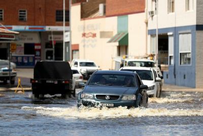 Flood threat remains in NSW; Daniel Andrews asks ‘what is the point’ of Herald Sun story revisiting his fall – as it happened