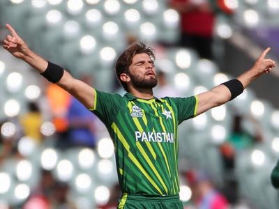 Afridi stars as Pakistan make T20 semis