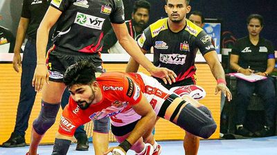 Pro Kabaddi League: Parteek Dhaiya's super show guides Gujarat Giants to 46-44 win over Bengaluru Bulls