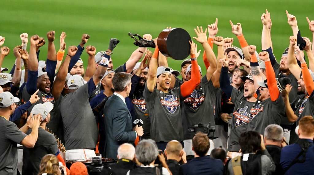 Alvarez blasts Astros to World Series title in G6 vs. Phils