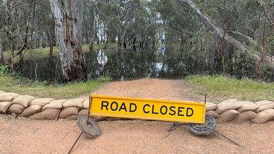 Victoria's flood disaster continues to unfold as Murray River floodwater moves west, affecting Echuca, Swan Hill and Koondrook