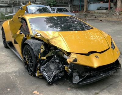 Speeding Lamborghini causes tollway pileup