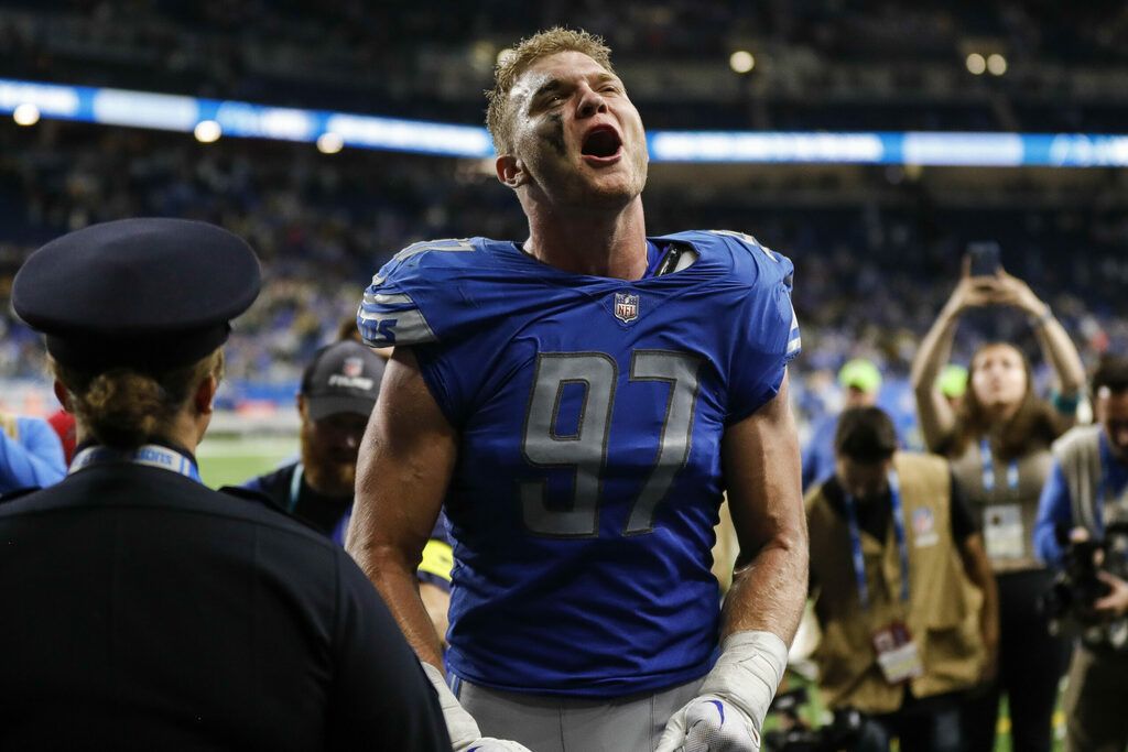 Detroit Lions tight end James Mitchell (82) carries the ball