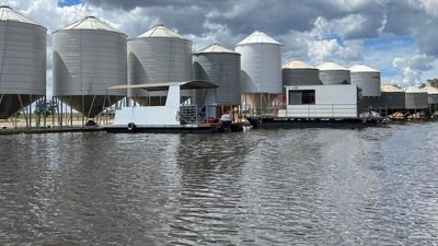 Flooded Kyalite farmer uses boat to travel between paddocks just days out from harvest