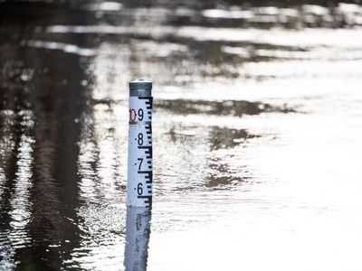 Towns face isolation as NSW floods persist