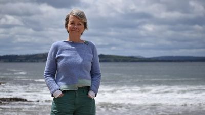 Outdoor counsellor tackling eco-anxiety from beachside 'office' in southern Tasmania