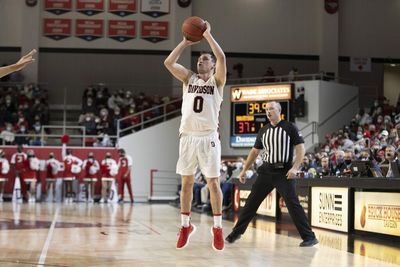 Former Spartan Foster Loyer drops 30 points in Davidson’s season opener