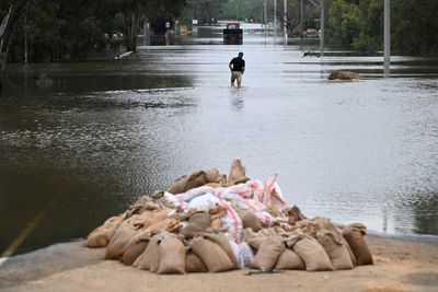 Melbourne residents warned not to swim at beaches as floods contaminate waterways