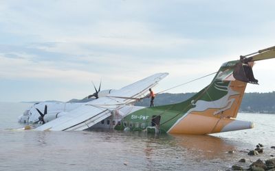 Man risks life to save plane crash survivors
