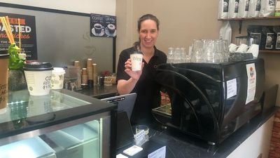 Pay-it-forward coffee at Echuca cafe lifts spirits amid Victoria's ongoing flood battle