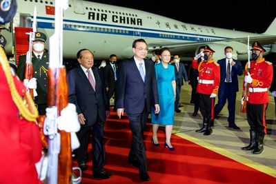 Li Keqiang Meets Asian Leaders in Cambodia