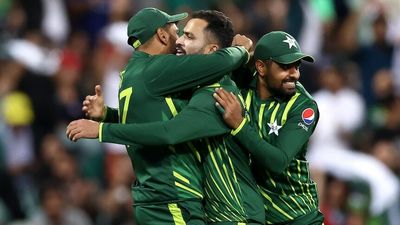 Pakistan stuns New Zealand in T20 World Cup semifinal at the SCG with seven-wicket win