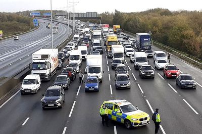 Lorry crashes on M25 during Just Stop Oil protests - OLD