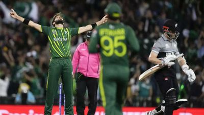 Pakistan restrict New Zealand to 152/4 in the T20 World Cup semifinal