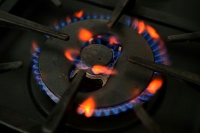 Tumbling gas prices fail to subdue energy bills