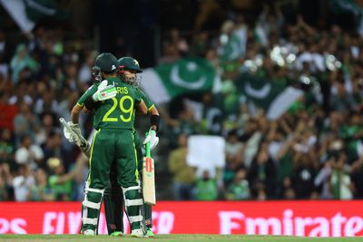 Pakistan thump New Zealand to reach T20 World Cup final