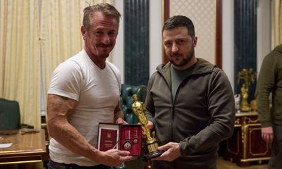 Sean Penn loans his Oscar to Ukraine’s president Zelenskiy