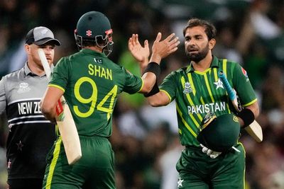 Pakistan roar into T20 World Cup final with win over New Zealand
