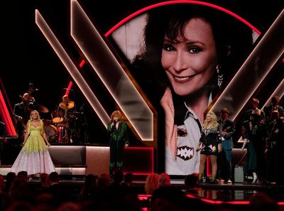 CMA Awards honor Loretta Lynn, 'Buy Dirt' wins song honor