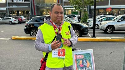 Local says Big Issue vendor barred from Unley Shopping Centre, management disputes claim