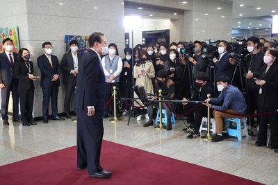 S Korea leader criticized for banning broadcaster from plane