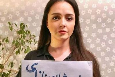 Iranian actress Taraneh Alidoosti poses without headscarf in solidarity with protestors