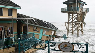 Nicole makes landfall in Florida as Category 1 hurricane, knocking out power to thousands