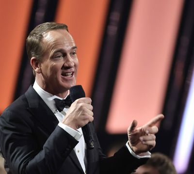Peyton Manning spent all night hilariously ripping on his brother Eli while hosting CMAs