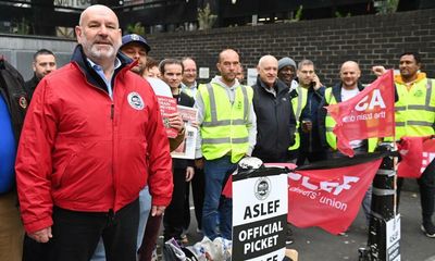 UK train drivers to stage fresh 24-hour strike on 26 November