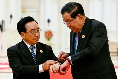 Hun Sen hands out Cambodian-made watches to summit VIPs