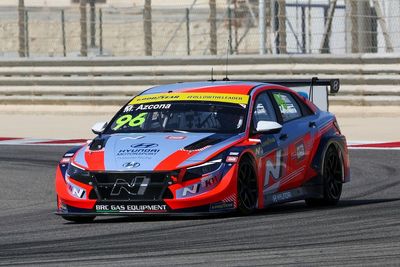 WTCR Bahrain: Azcona closes in on title with race one win