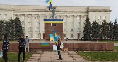 Ukrainian troops treated to hero's welcome as they arrive in Kherson city centre