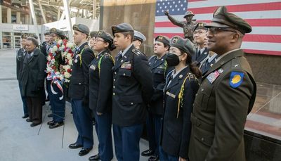 Veterans Day ceremony at Soldier Field offers resounding: Thank you for your service