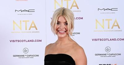 Holly Willoughby 'glowing' as she shares makeup free selfie