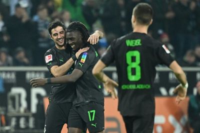 Lethal Gladbach thrash hapless Dortmund