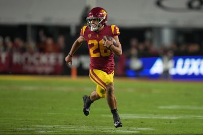 USC RB Travis Dye carted off with leg injury