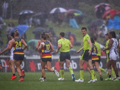 Crows and Magpies AFLW resumes after rain